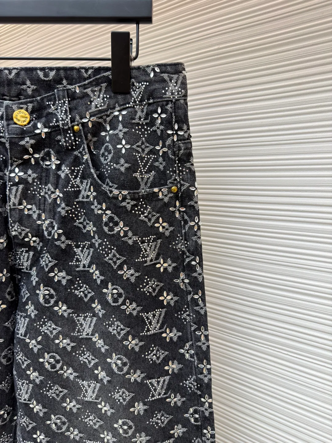 LOUIS VUITTON presbyopic rhinestone jacquard jeans ●Original version: 130000 purchased and developed ●Item number: 1681010-C10 ●Fabric: denim fabric ●Technology: jacquard rhinestone production ●Version: fitted version ●Weight: about 1050 grams ●Size: 30-32-34-36 ●Description: The fabric is sewn from denim, with a Monogram jacquard pattern printed all over, and diamond decorations using hot-drilling techniques to form the brand’s classic pattern. The waist is distressed and flocked leather, and the hardware is molded. The overall routing is straight and delicate, the fabric is comfortable and soft, and the color is consistent without color difference. It can be matched with the same style to create a fashionable look and control various occasions. Customized accessories, complete with three standards, the same style for men and women.